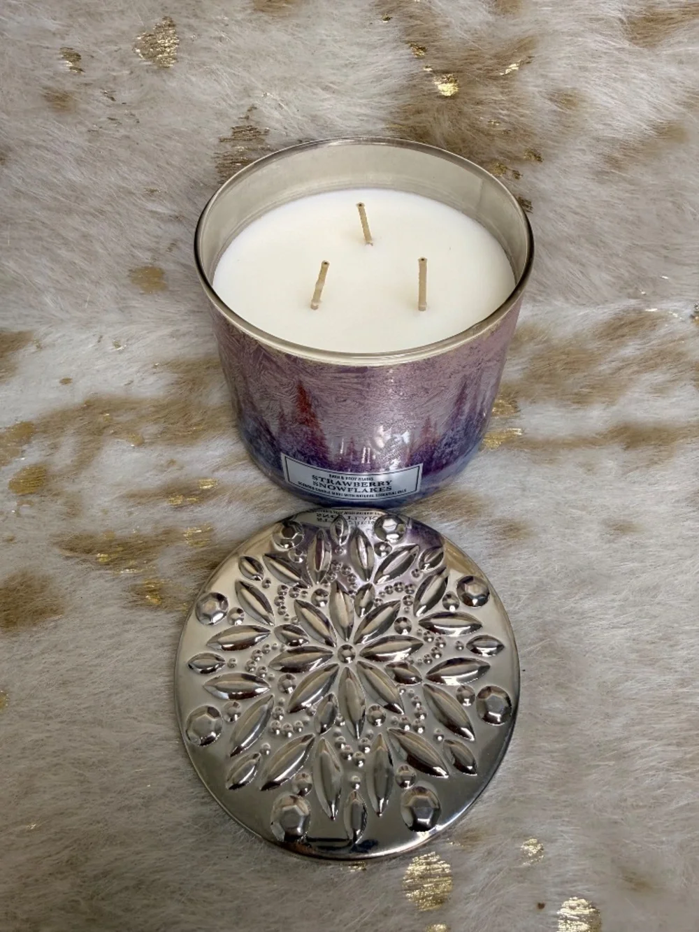 New Bath & Body Works Strawberry Snowflakes‎ 3 Wick Candle 14.5 oz